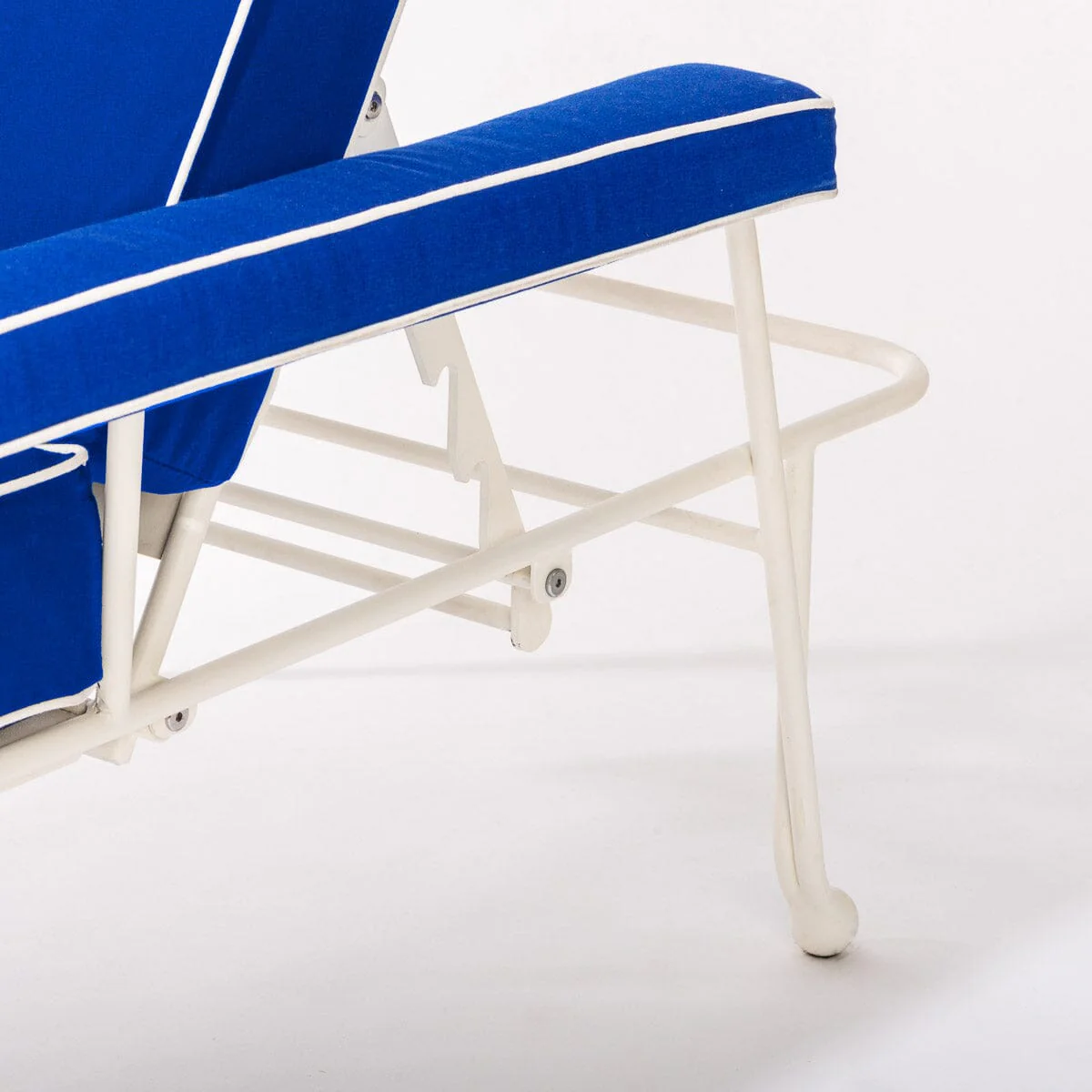 The Waterhouse Sun Lounger in Rivie Mediterranean Blue | Antique White Frame - Image 3