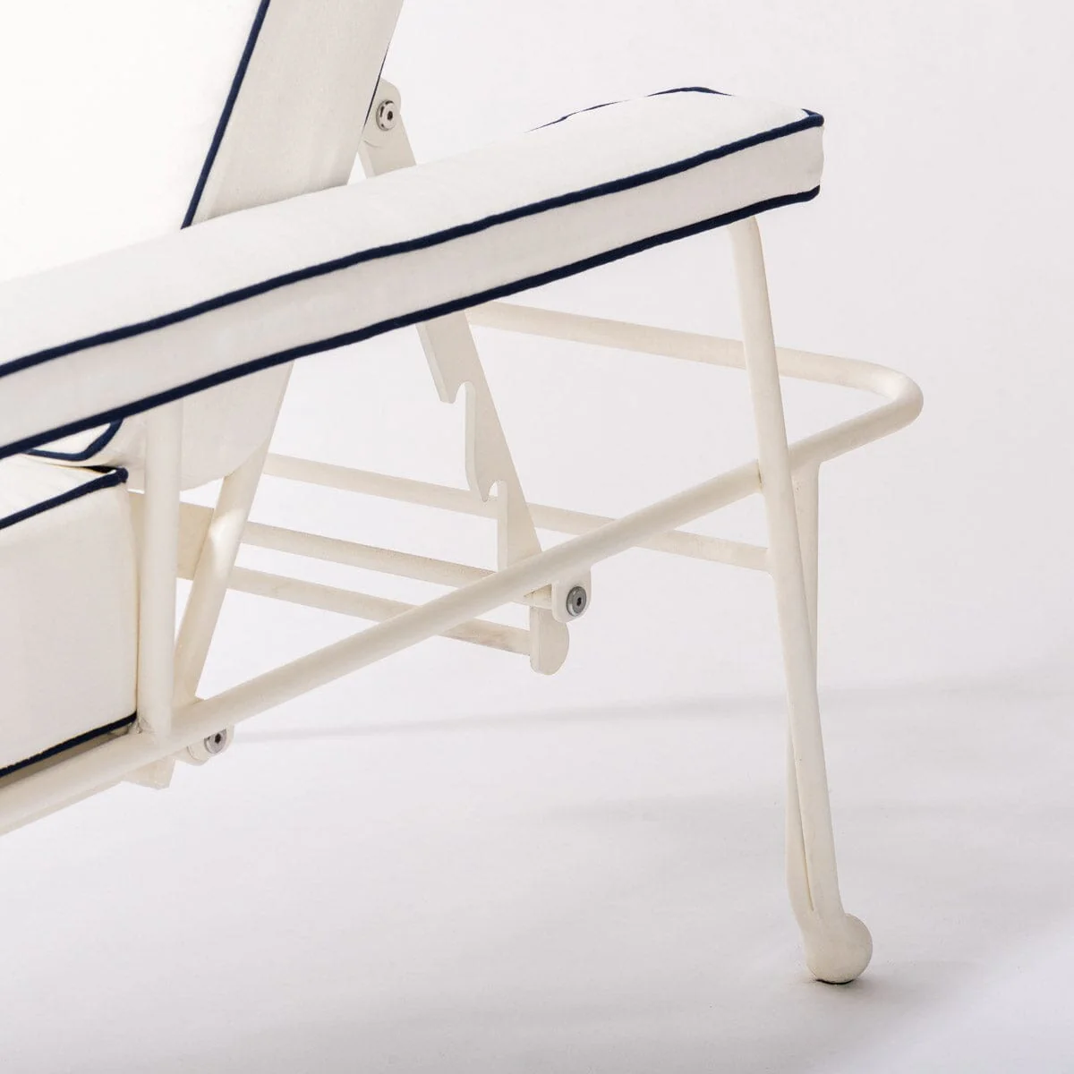 The Waterhouse Sun Lounger in Rivie White | Antique White Frame - Image 3